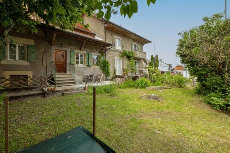 Corps de ferme de 820 m² comprenant 3 appartements et 2 granges partiellement rénovées, à 8 km d'Avenches et à 25 km de Neuchâtel et Fribourg. copie