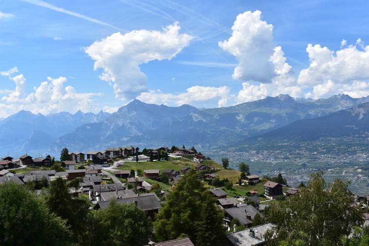 Zu vermieten für ein Jahr - Prächtiges Duplex mit atemberaubendem Blick in Nax