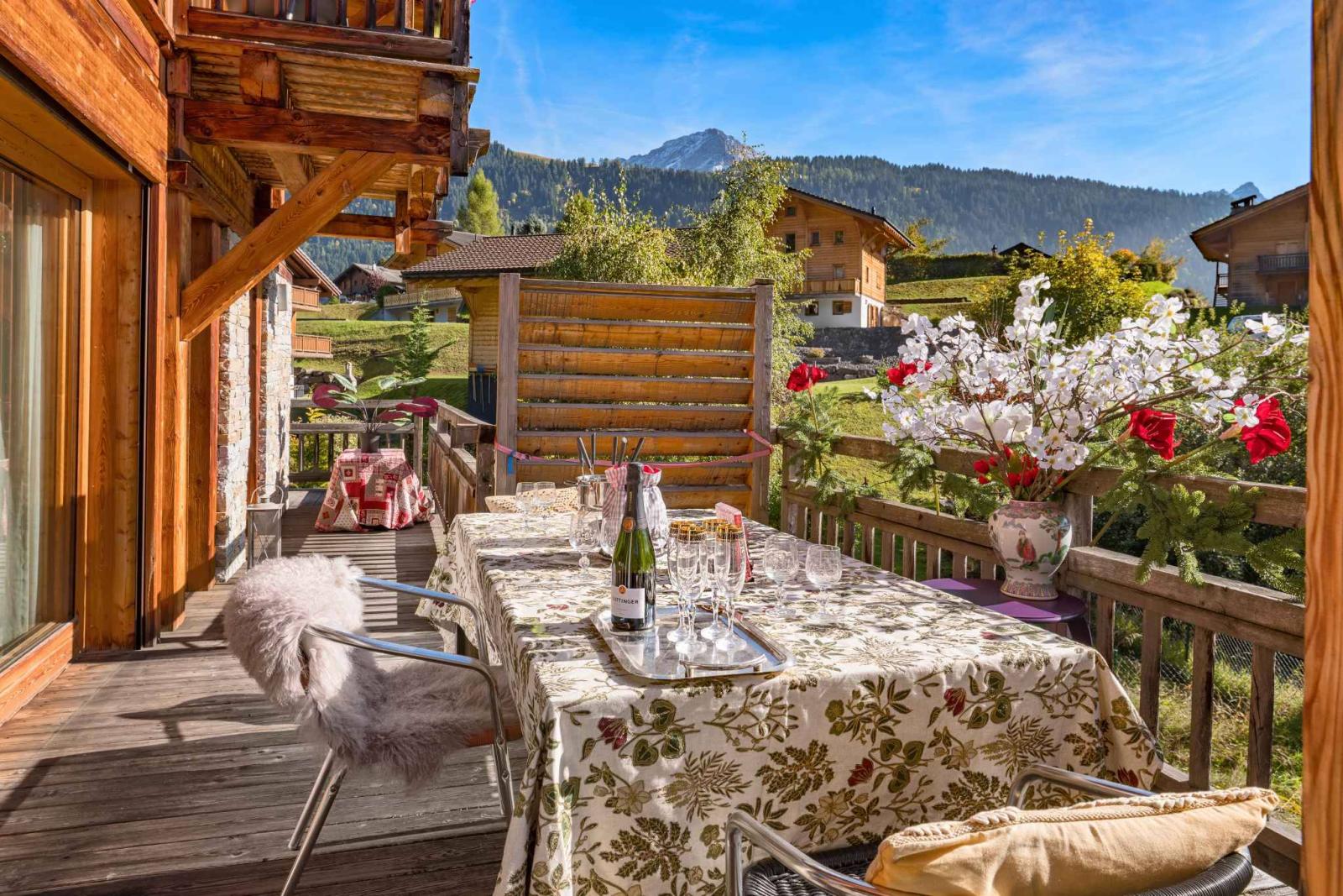 Un chalet Bayrou à vendre dans la région de Villars-sur-Ollon - L'art de la construction alpine de Megève à Crans-Montana