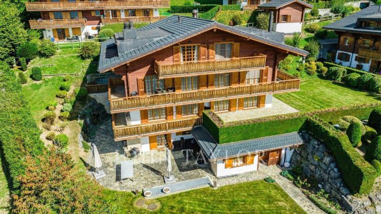 CO-EXCLUSIVITÉ! Fabuleux chalet familiale avec vue panoramique sur les montagnes