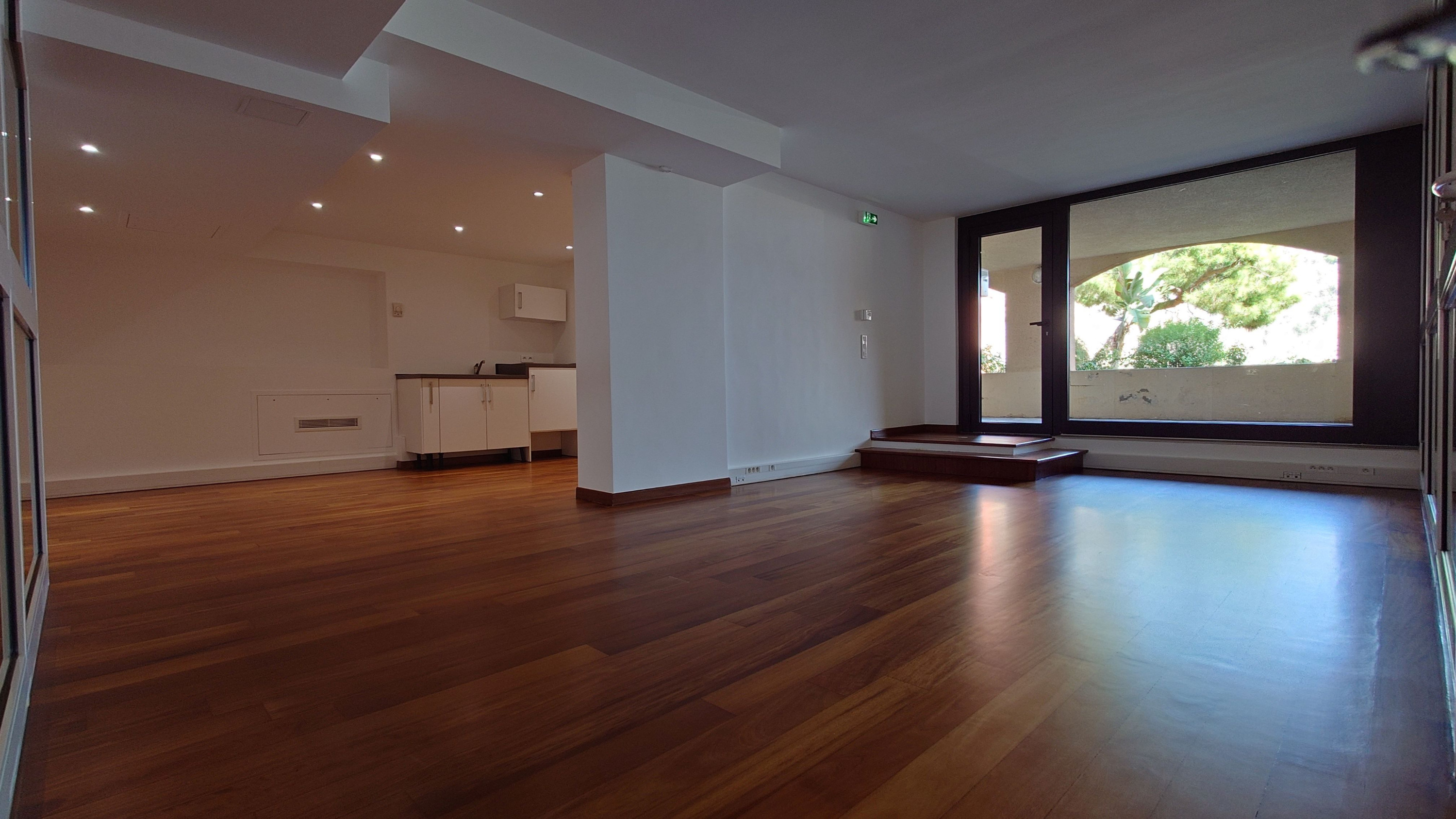 IKoOd_bureau-entree-droite-et-zone-cuisine-1724429466.jpg