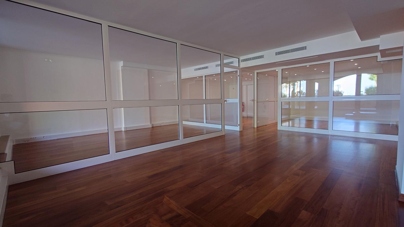 Bureau avec vitrine donnant une rue piétonne