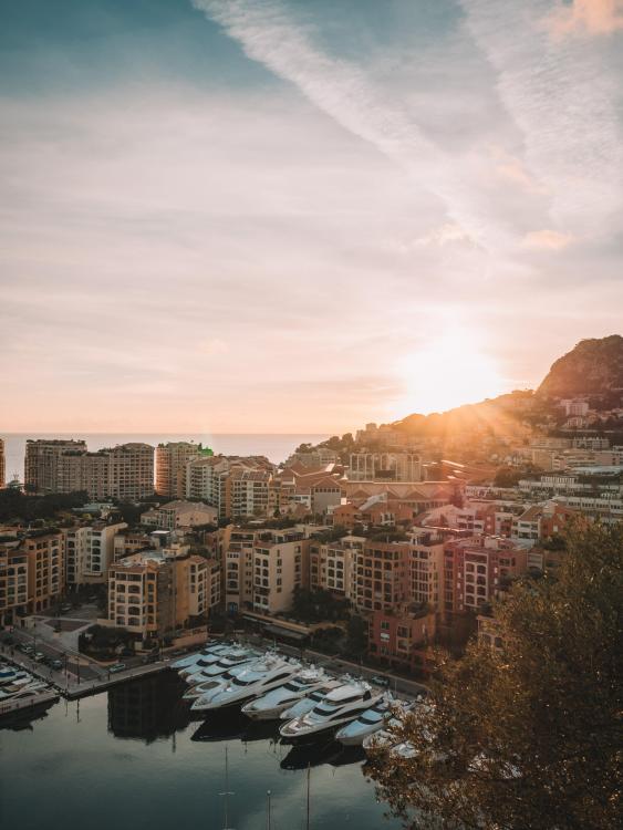 FONTVIEILLE  - EMPLACEMENT IDEAL- LOCAL COMMERCIAL OU BUREAU  BOTTICELLI