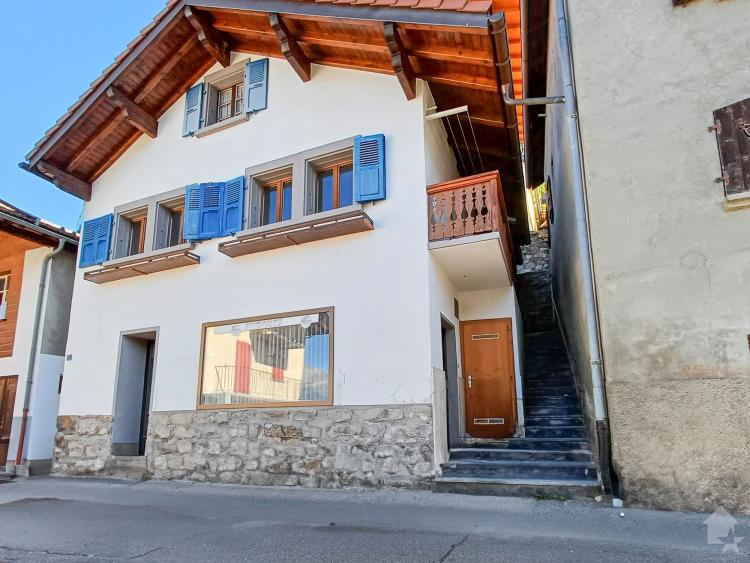 Maison villageoise au coeur d'Isérables avec commerce