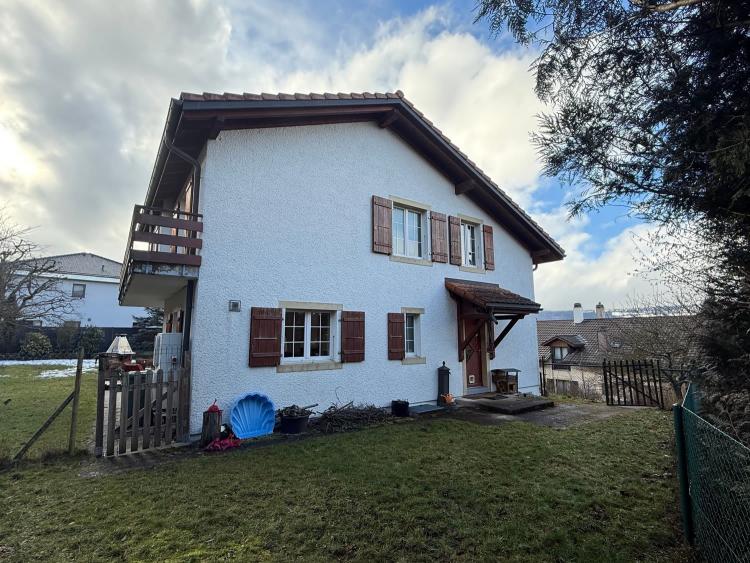 Charmantes Einzelvilla mit 4.5 Zimmern in Fenin und zahlreichen Garagen