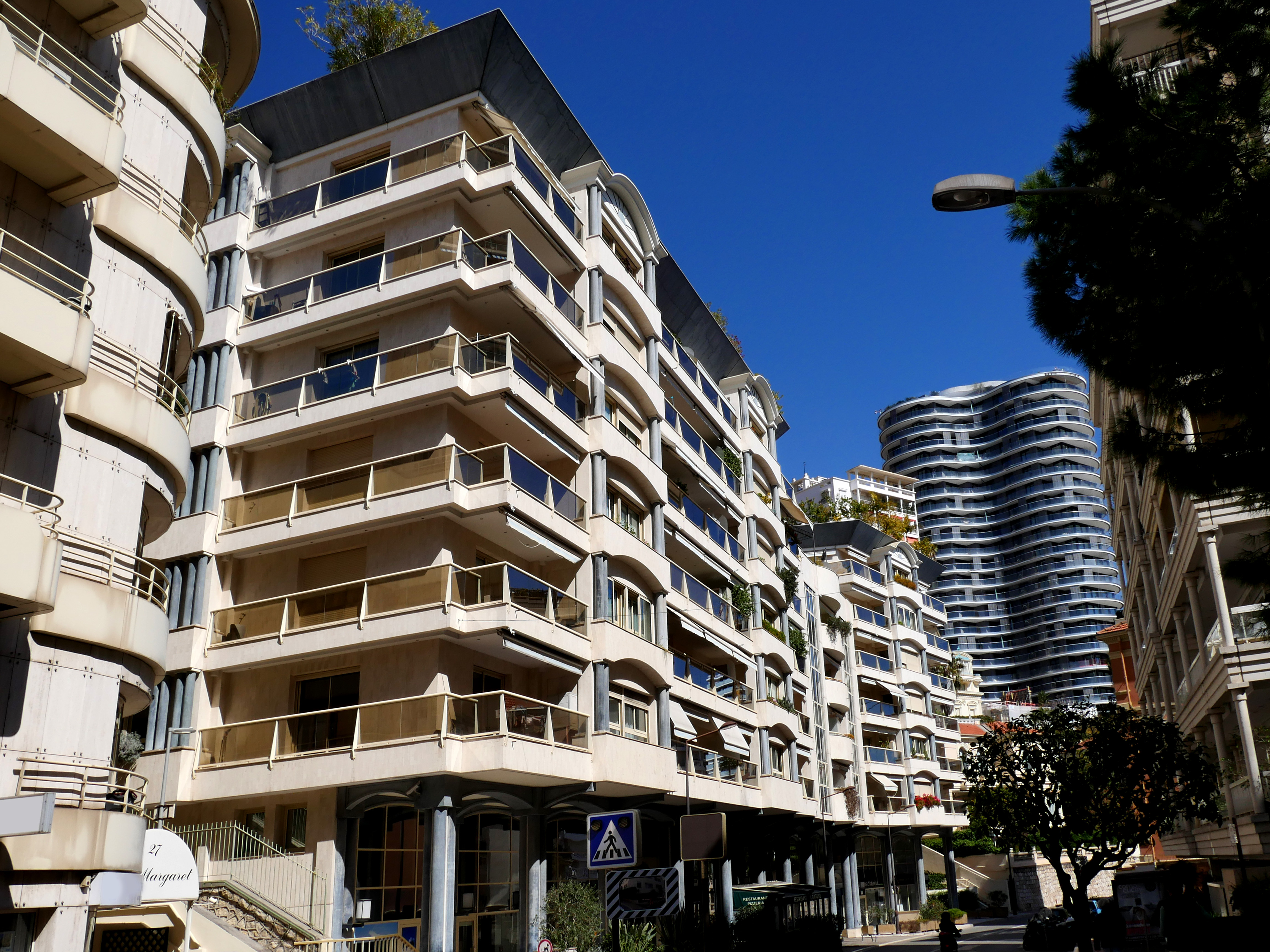 IzKZE_roc-azur-immeuble-1687868100.jpg