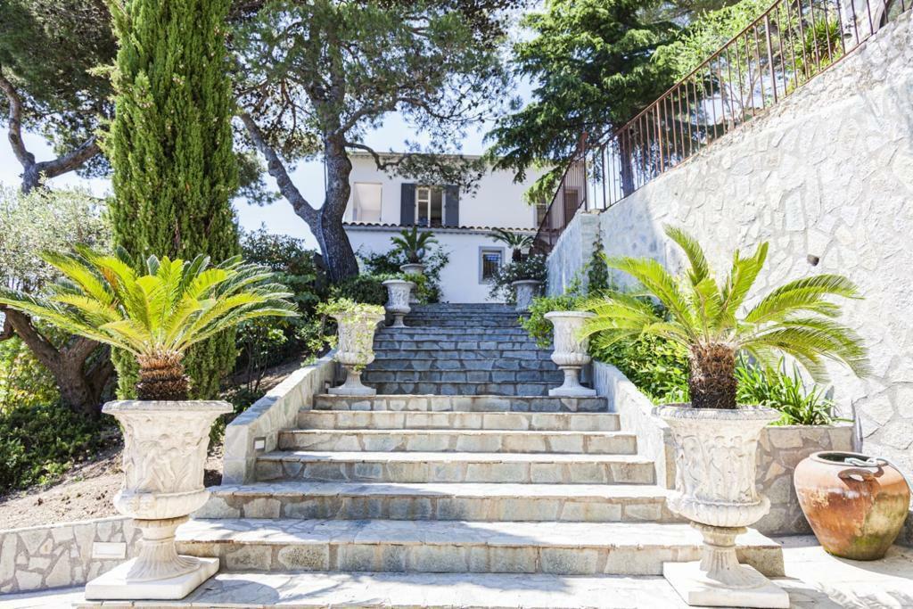 VILLA BELLEVUE SURPLOMBANT LA MER