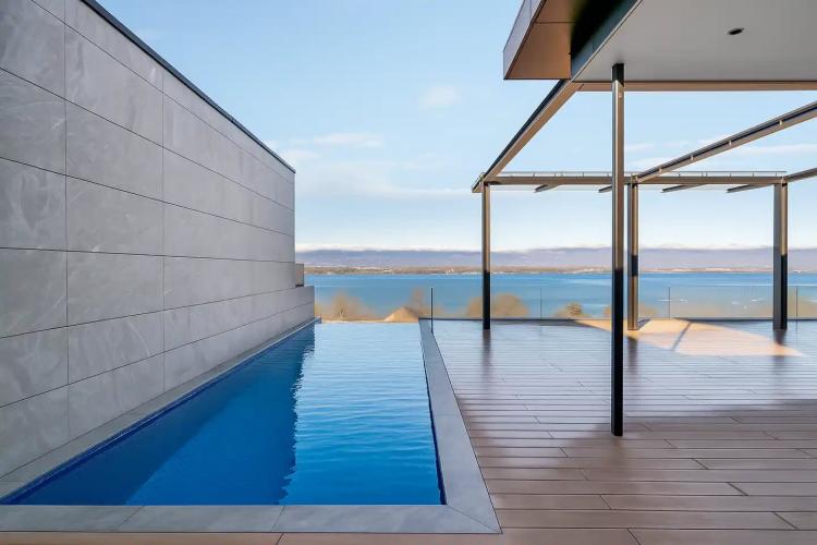 Luxusvilla mit Panoramablick auf den See