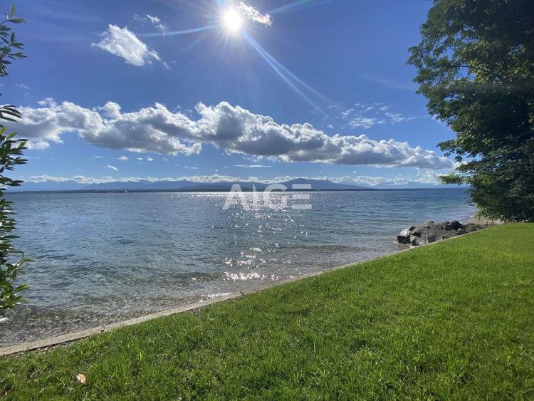 Superbe villa pied dans l'eau avec ponton privé d'amarrage