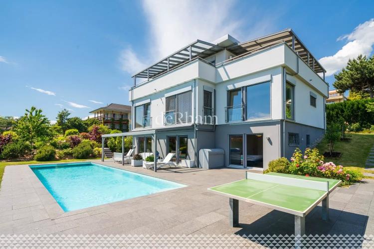 Villa contemporaine de standing avec piscine et vue lac!