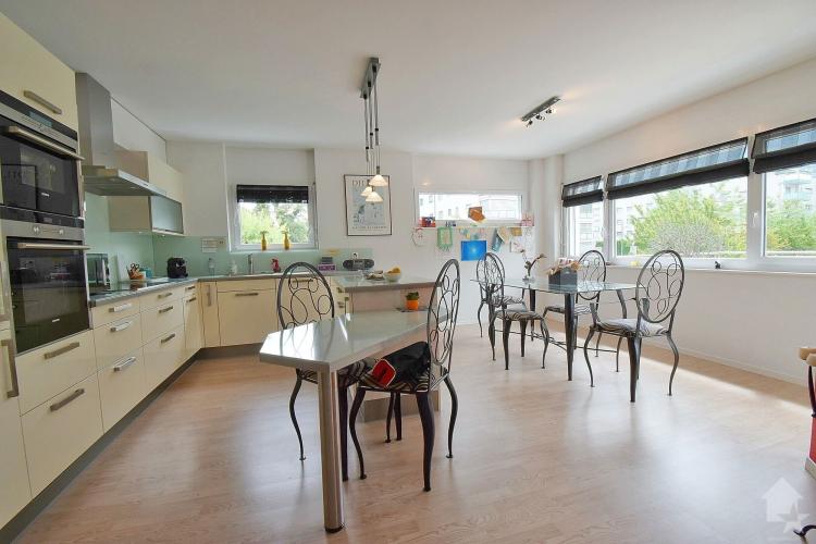 Rez-de-jardin supérieur, 4.5 pièces avec un box et une place extérieur