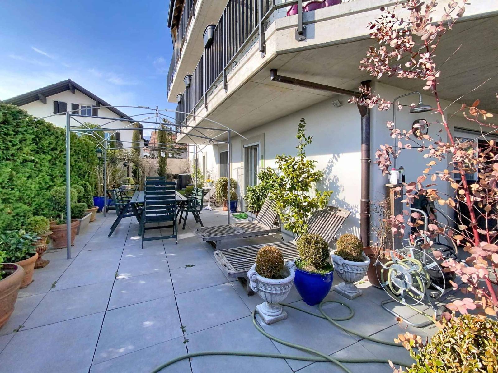 SUPERBE APPARTEMENT AVEC GRAND JARDIN, TERRASSE ET VUE SUR LE LAC ET LES ALPES