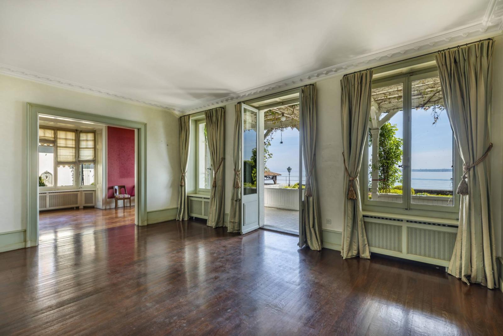 Magnifique maison de maître pieds dans l'eau avec dépendance et port privé
