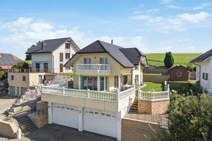 Villa mit grosser Einstellhalle