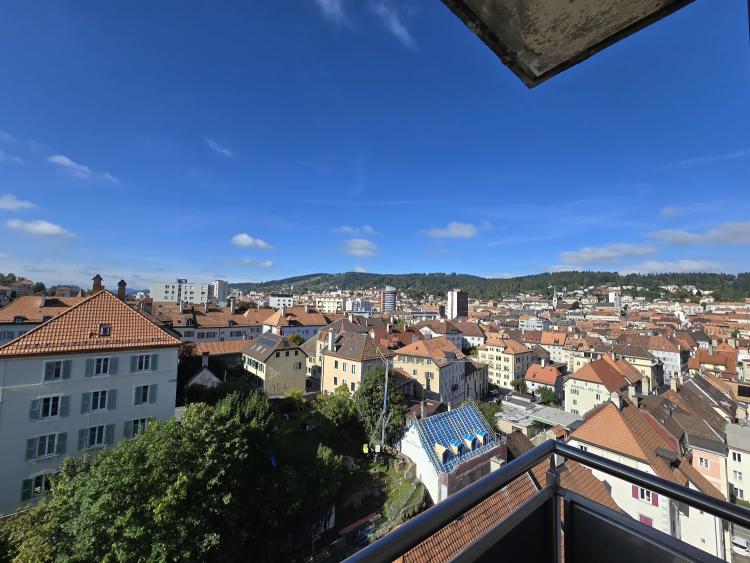 Geräumige 4-Zimmer-Wohnung mit großem Balkon und herrlicher Aussicht in La Chaux-de-Fonds