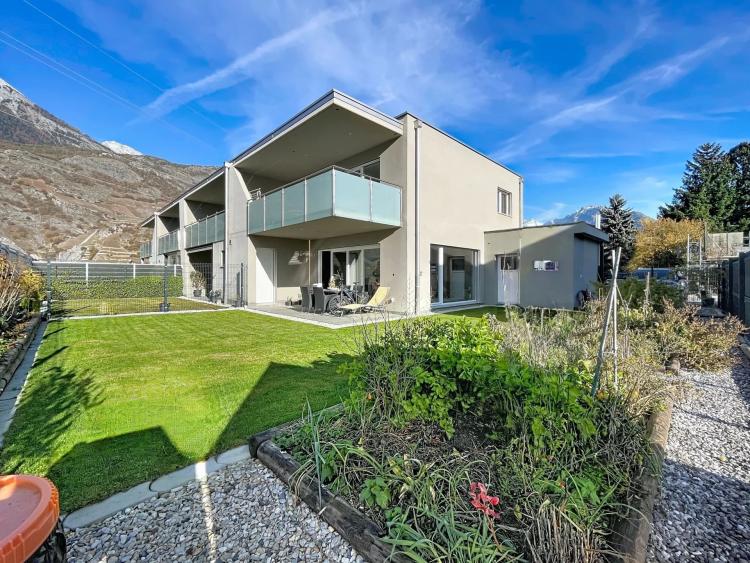 Maison moderne et jardin cosy