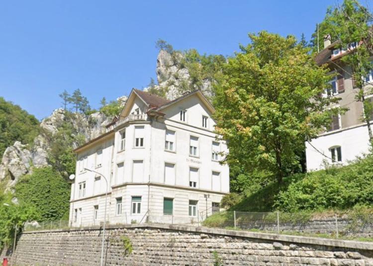 Grand appartement de 4,5 pièces avec salle de bain moderne et grande cuisine disponible !