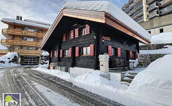 Chalet avec cachet à louer à l'année en residence secondaire