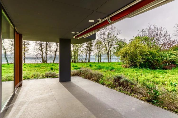 Villa pieds dans l'eau avec parcelle de 7'585m2