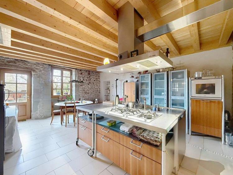 Demeure de caratère rénovée avec cachet et volumes généreux