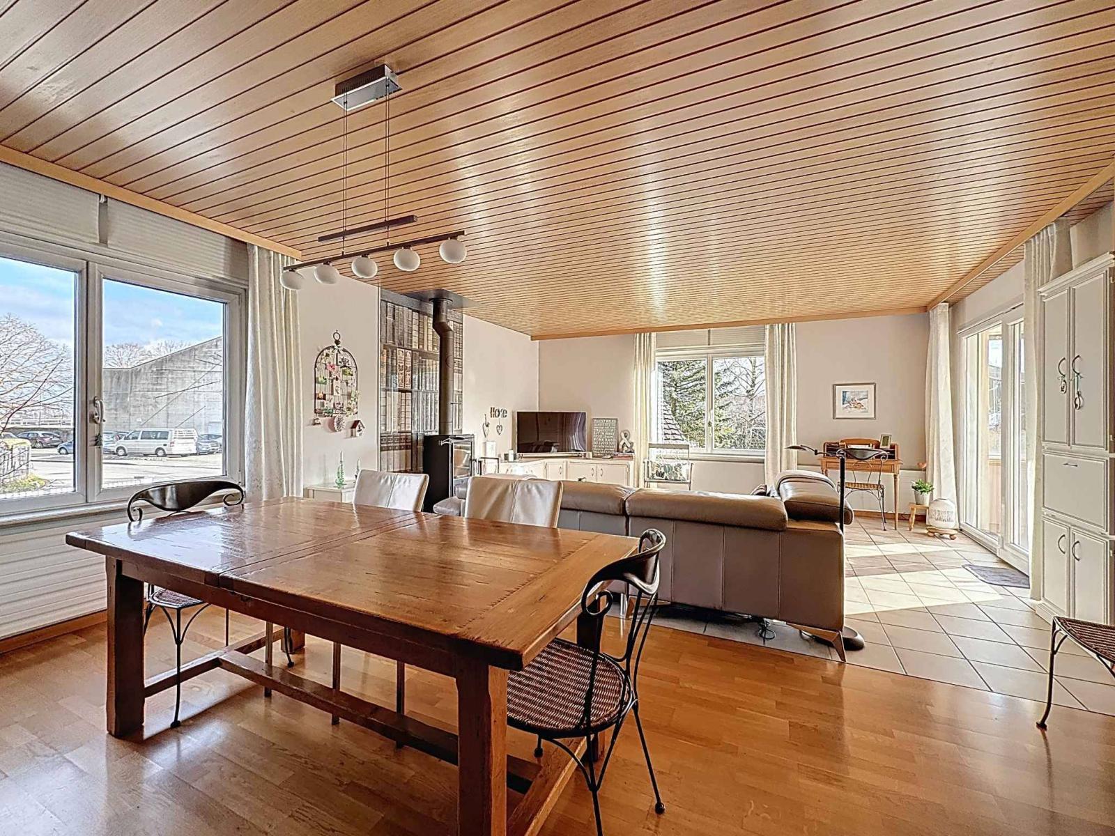Maison familiale avec piscine et espaces extérieurs