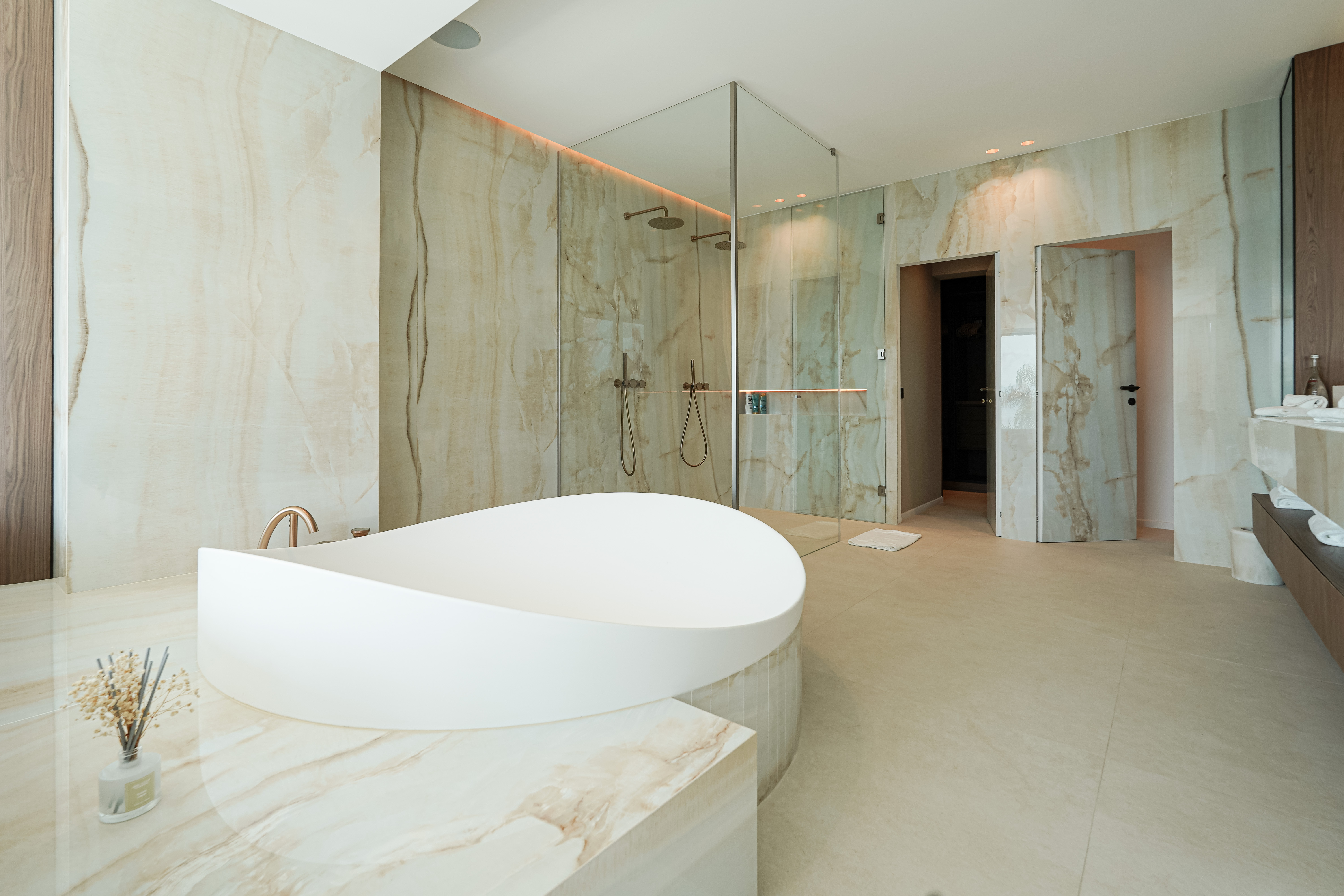 L9rFw_sdb-master2-villa-cap-martin-valeri-agency-by-jm-barei-1785495630.jpg