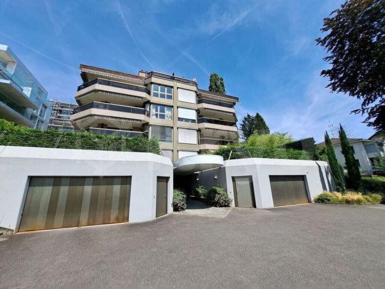4.5 PIÈCES ENTIÈREMENT RÉNOVÉ, GRANDE TERRASSE, VUE SUR LE LAC