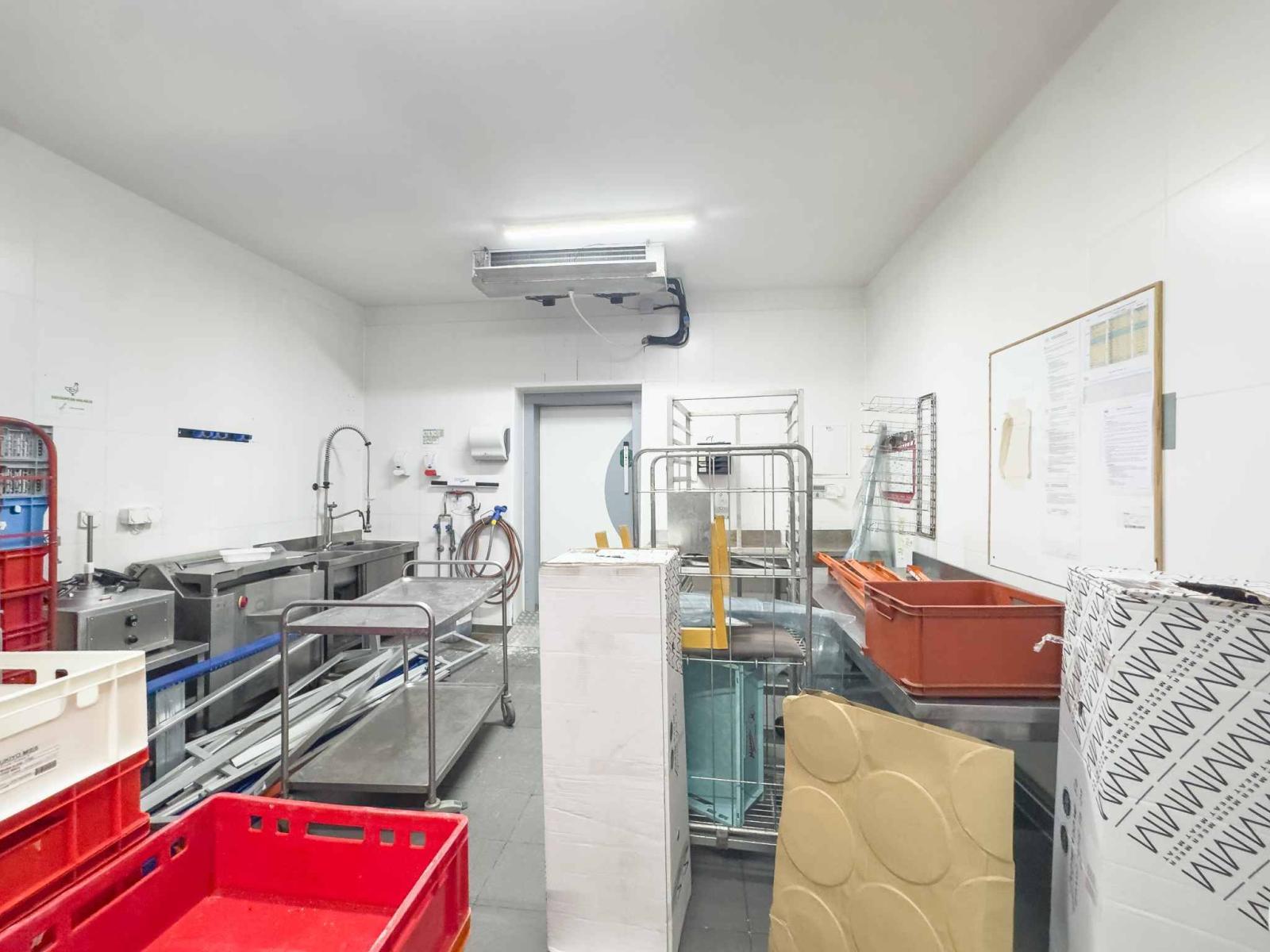 Atelier / logistique avec grande hauteur et mezzanine – Meyrin
