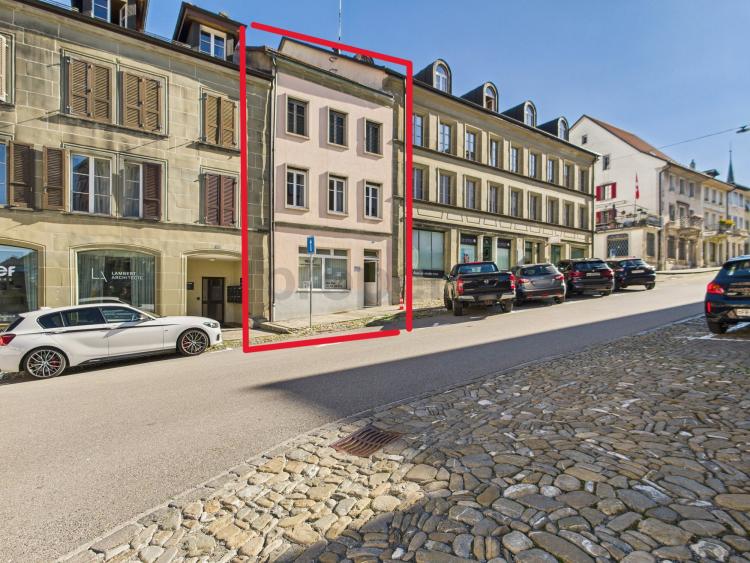 Grande maison historique rénovée au centre de Romont – idéal résidence ou investissement