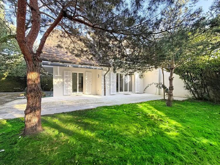 Charming Villa with Large Garden and Private Studio in Commugny