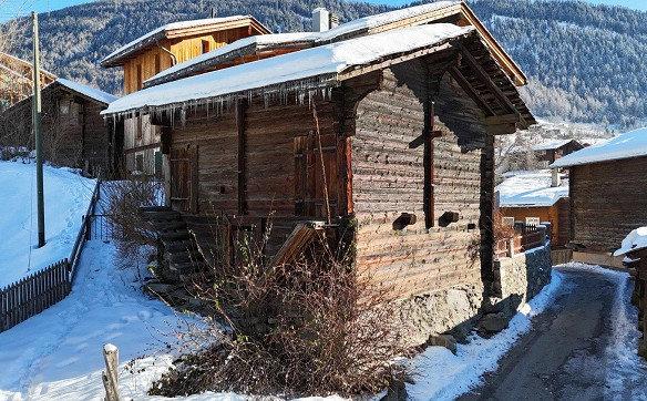 Stadel im typischen Walliserstil inmitten von Fiesch