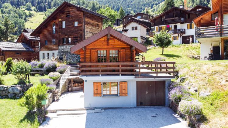 Adorable chalet avec vue splendide sur le fond de vallée