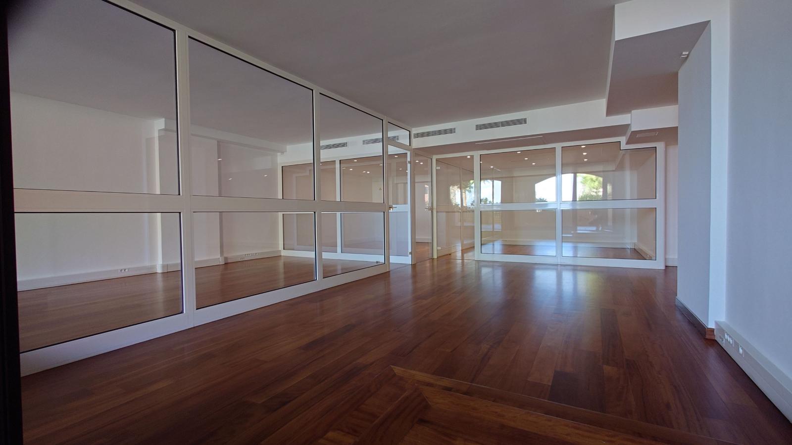 Bureau avec vitrine donnant une rue piétonne