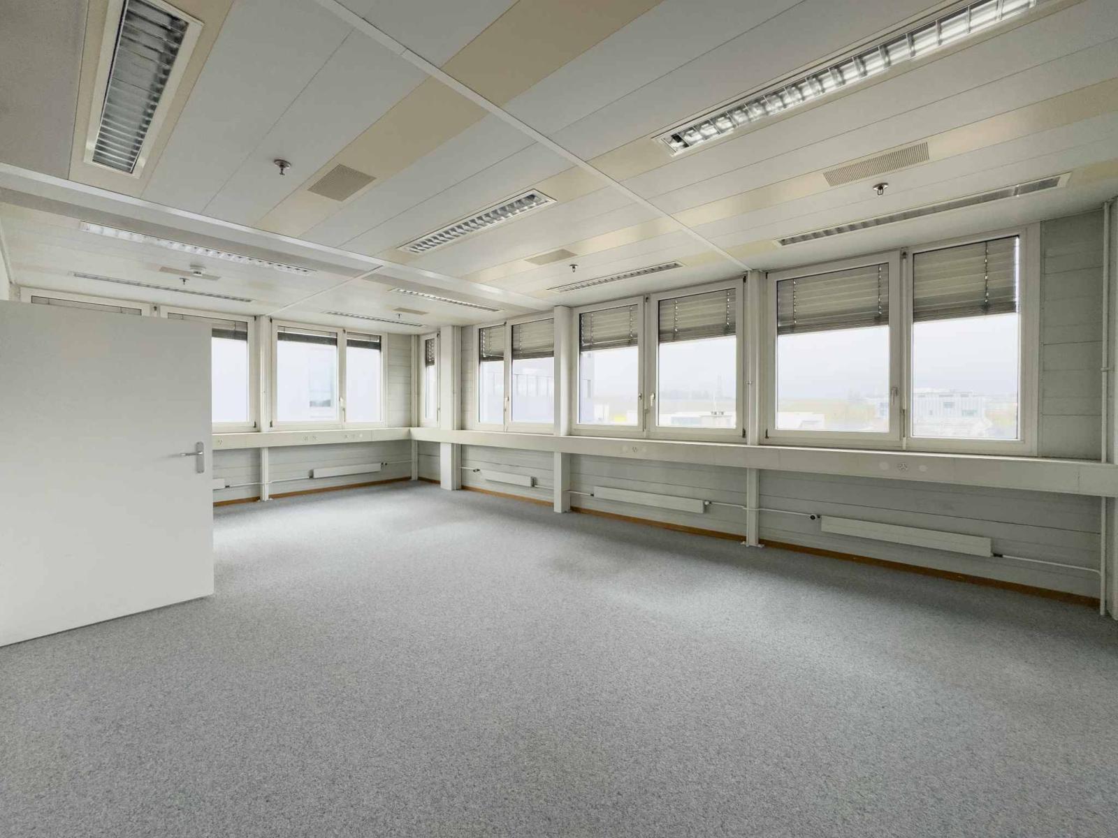 Bureaux lumineux et semi-aménagés à Meyrin