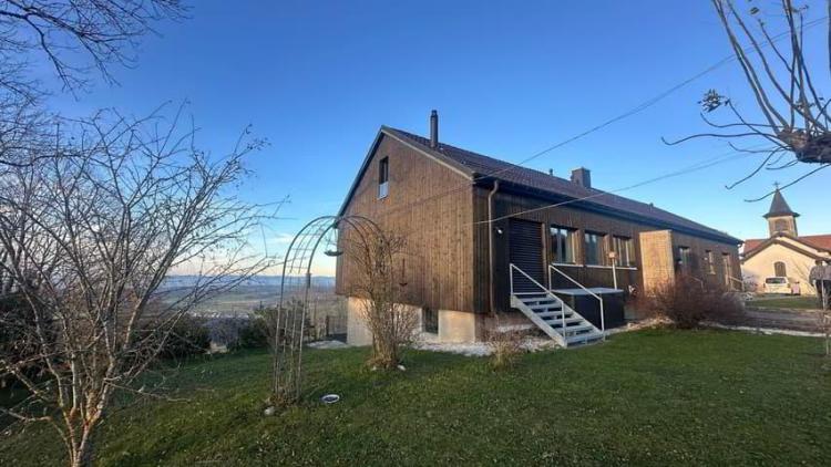 Schönes Haus mit Gästezimmern und einem 2,5-Zimmer-Apartment