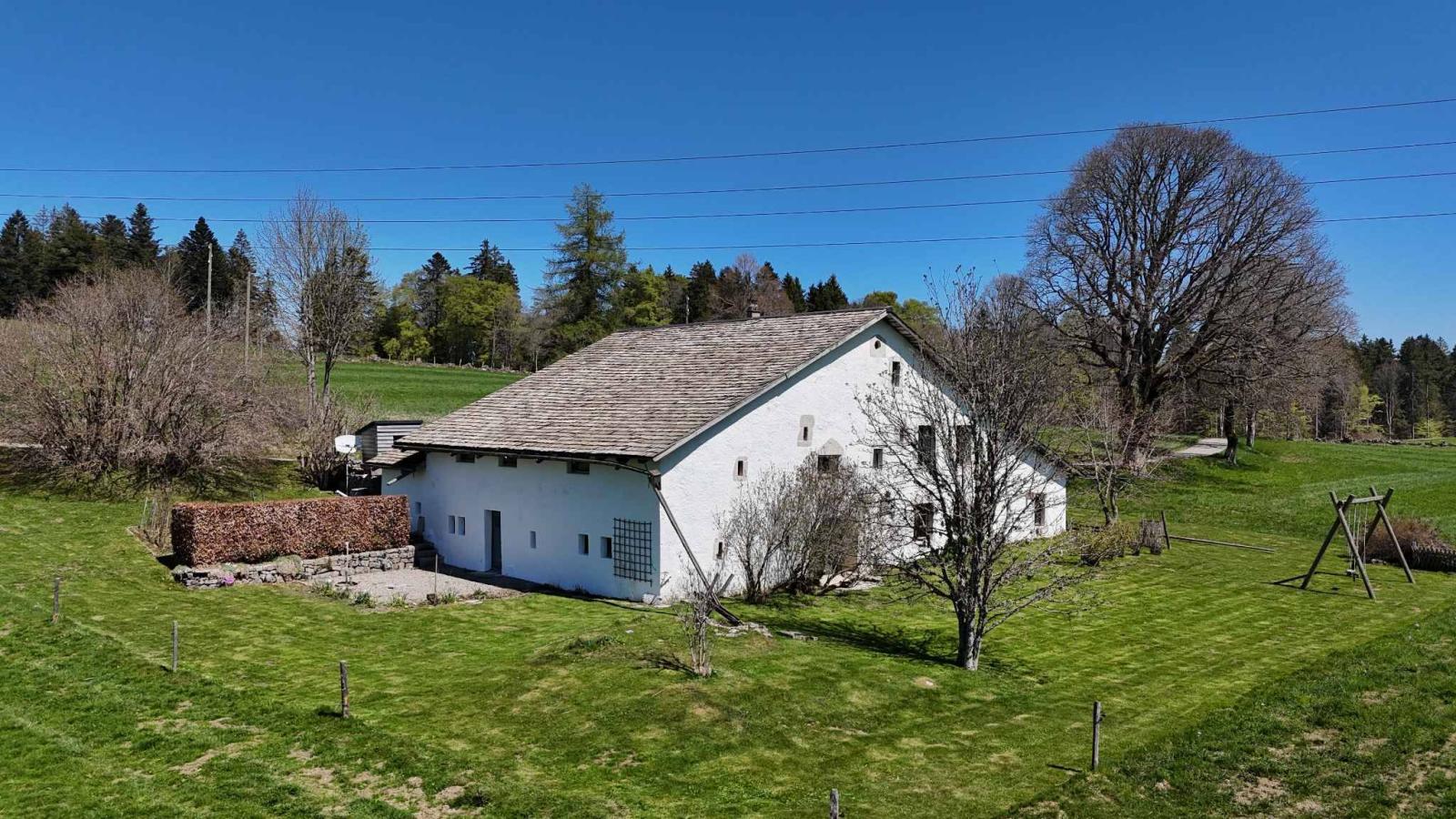 Ferme jurassienne restaurée du XVIIᵉ siècle