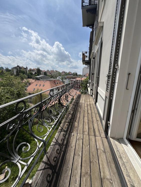 JOLI APPARTEMENT AVEC BALCON DANS QUARTIER CALME.
