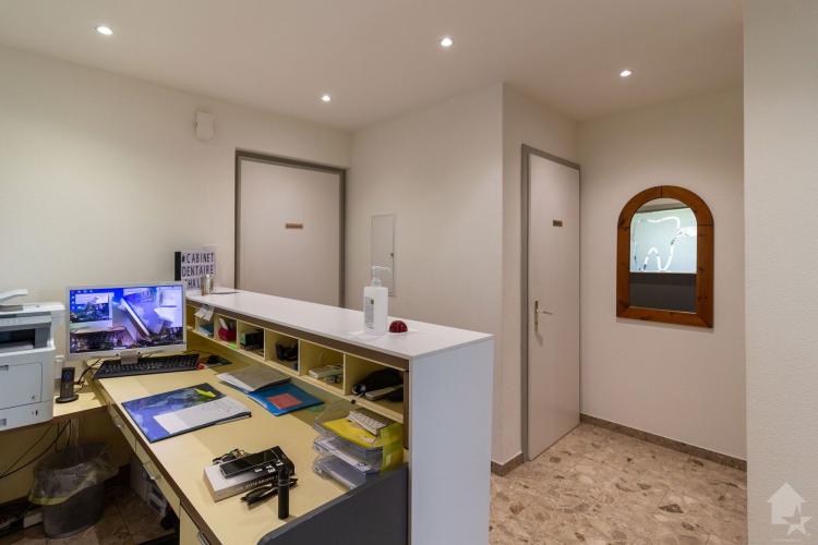 Cabinet 4.5 pièces lumineux de 115 m2 à transformer en appartement