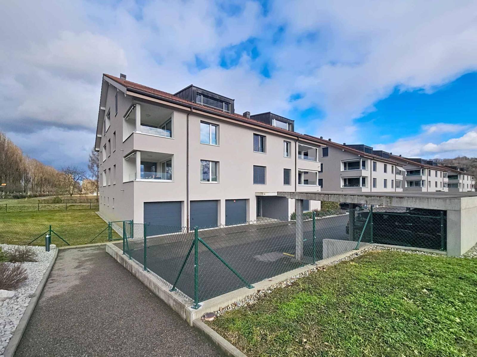 Appartement moderne de 3.5 pièces avec places de parc couvertes
