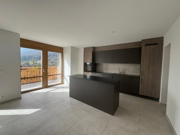Prächtige 4,5-Zimmer-Wohnung mit Balkon im zweiten Stock