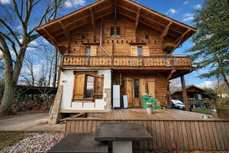 CHALET DE CHARME – 6 PIÈCES – VASTE TERRAIN ARBORÉ