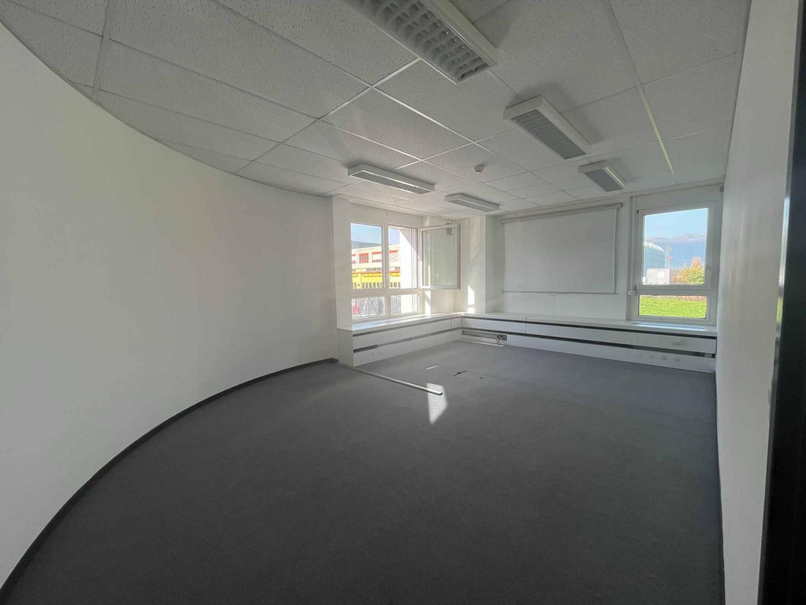 Bureaux 480m2 lumineux à proximité de l'aéroport et de la Place des Nations