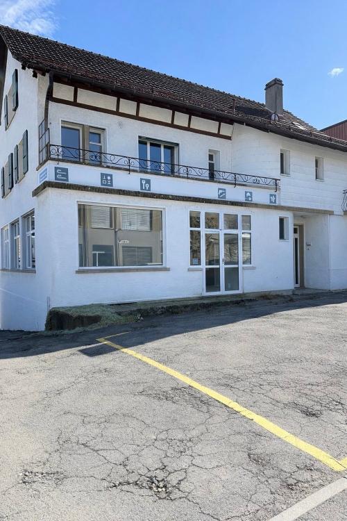 Bâtiment mixte avec surface commerciale et appartement à louer pour une durée limitée à Fribourg (max. 2 ans).