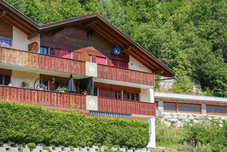 Grosszügiges Duplex-Apartment mit 5 Schlafzimmern, Sonnenbalkonen und zwei Parkplätzen