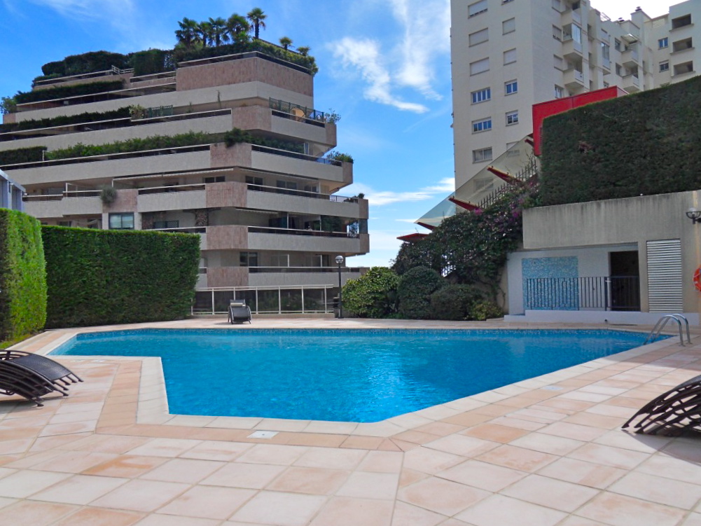 n8QbW_piscine.jpg