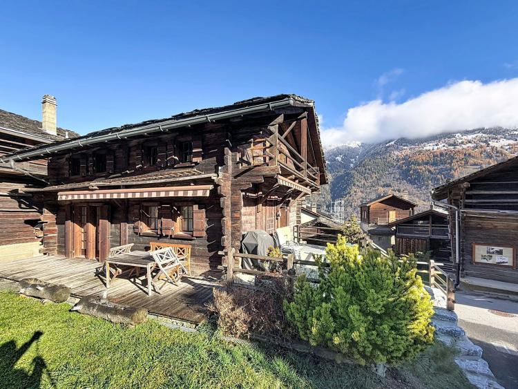 Chalet familial à Bruson – Garage, carnotzet et vues dégagées