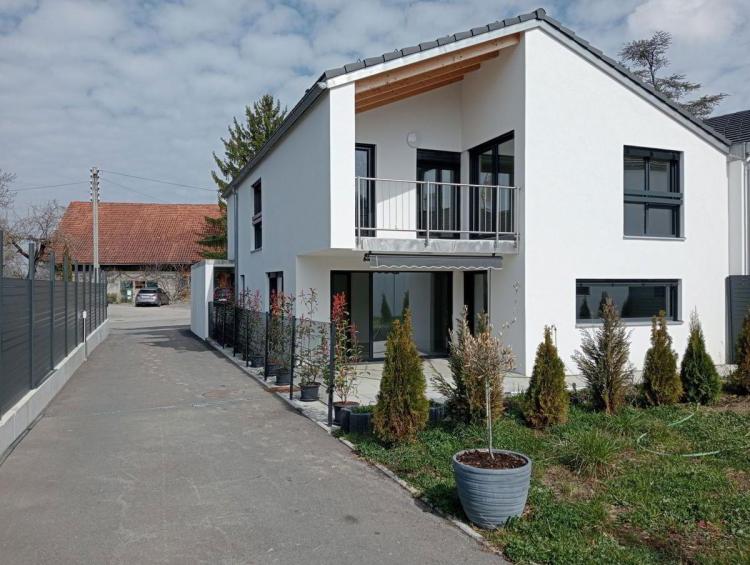 Maison Minergie moderne avec jardin, proche de toutes commodités à Bossonnens