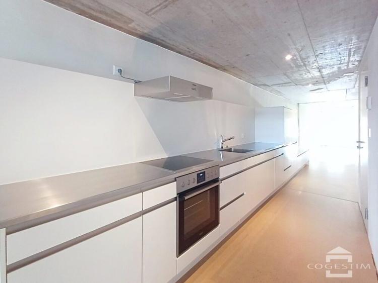 Appartement traversant avec terrasse, centre ville!
