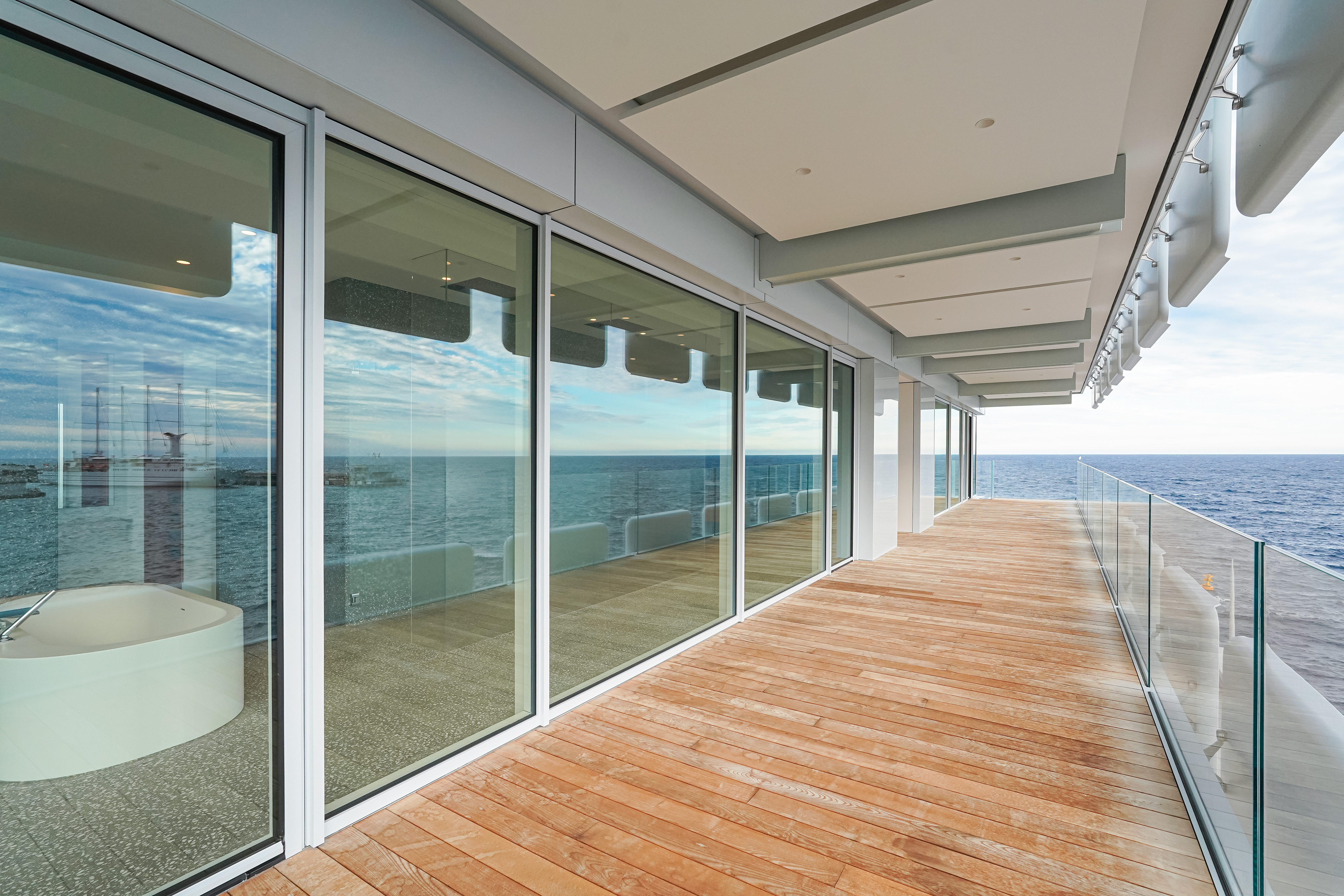 NqJi7_terrasse-vue-mer-renzo-barnes-monaco-1762538979.jpg
