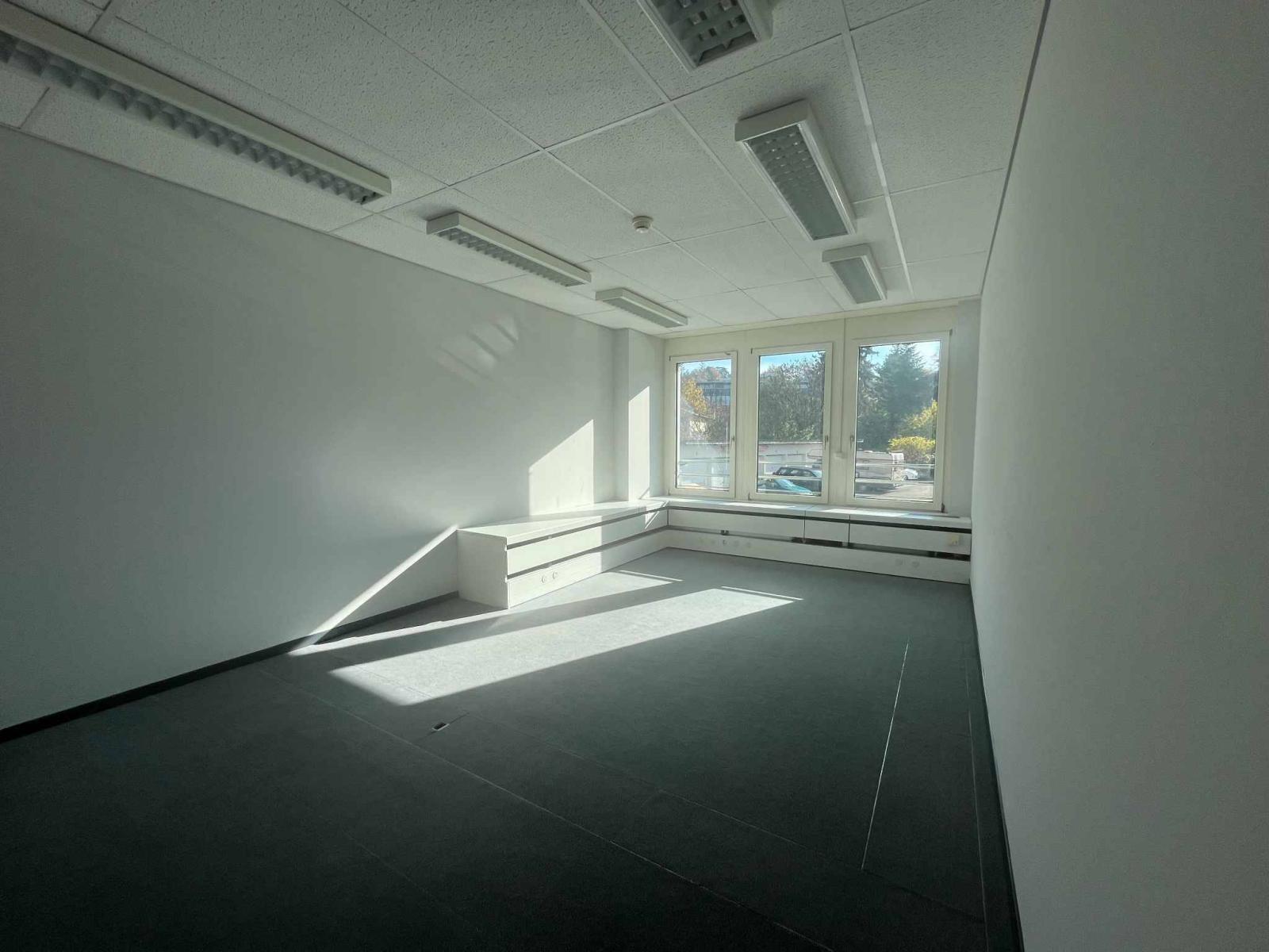 Bureaux de 240m2 lumineux à proximité de l'aéroport et de la Place des Nations